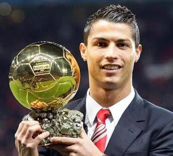 Cristiano Ronaldo batte Messi, è suo il Pallone d’Oro di tutti i tempi. Poi sui social: “Il calcio è dei tifosi!”
