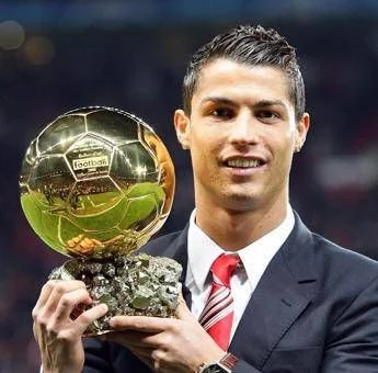Cristiano Ronaldo batte Messi, è suo il Pallone d’Oro di tutti i tempi. Poi sui social: “Il calcio è dei tifosi!”