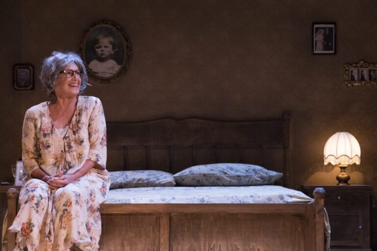 Lella Costa, una protagonista che a teatro si fa in tre