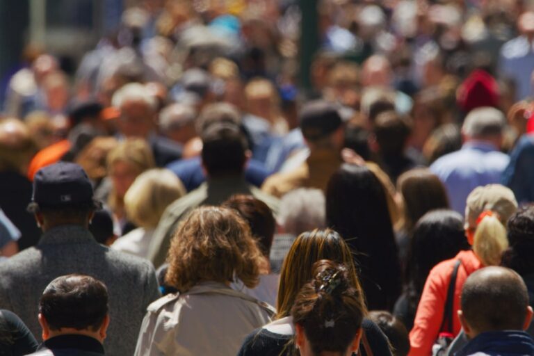 Da una società “senza” a una società “con”