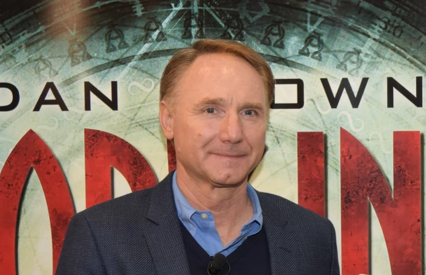 Dan Brown torna con “L’ultimo segreto”: il fenomeno letterario riparte da Praga