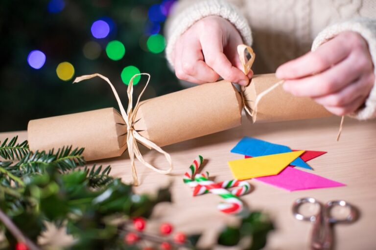 Decorazioni natalizie fai da te: ecco come mettere nonni e nipoti all’opera!