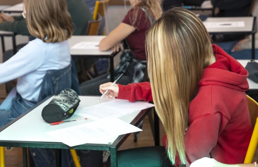 Scuola, il vortice di compiti e attività travolge la routine familiare
