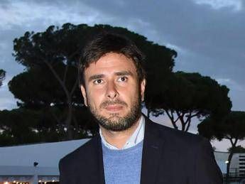 Di Battista, l’operazione a Cuba e il rientro slittato: per ora l’ex M5S non torna in Italia
