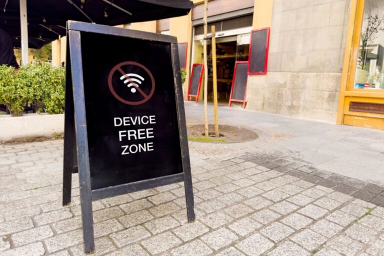 Digital detox, sempre più locali incentivano lo stop allo smartphone