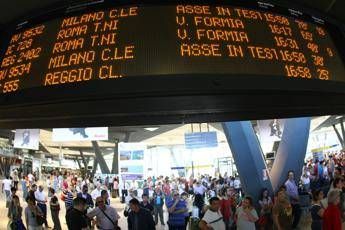 Disagi sull’Alta Velocità oggi, treni in ritardo fino a un’ora per inconveniente tecnico: cosa sappiamo