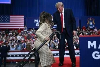 Donald Trump senza freni in Michigan, sul palco del comizio con lui Nicki Minaj: “Ha un lato B spettacolare”