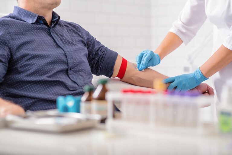 Donazioni di plasma in calo: colpa dei picchi di Omicron