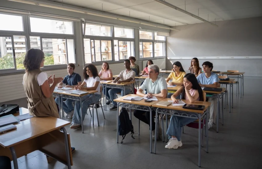 Donne nella scuola: stipendi bassi, carriere ferme e rischio burnout