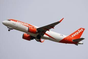 EasyJet, equipaggi in sciopero per 5 giorni: cancellati oltre 440 voli in Portogallo