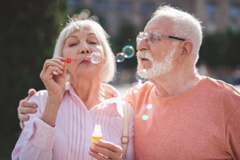Con l’età aumentano le emozioni positive e la capacità di viverle