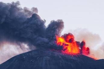 Etna in eruzione, nube di cenere alta 4 chilometri: allerta per il traffico aereo