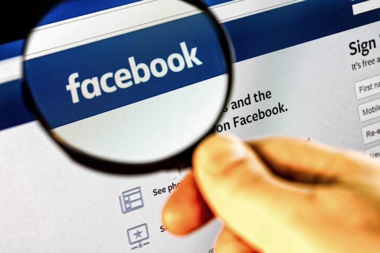 Facebook a pagamento? Il messaggio che circola in rete è “fake”