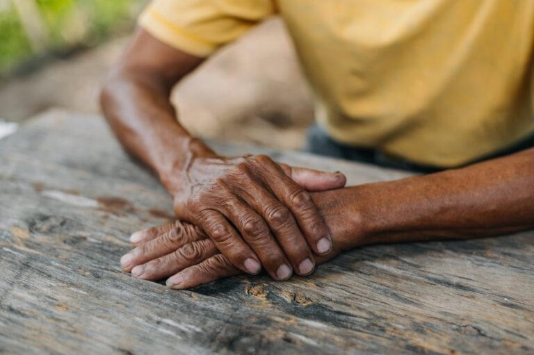 Fattori socioeconomici e Alzheimer, le condizioni di vita incidono sulla malattia