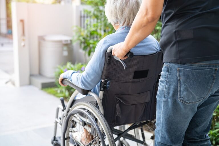 Fondazione con il Sud: un bando per il sostegno ai caregiver