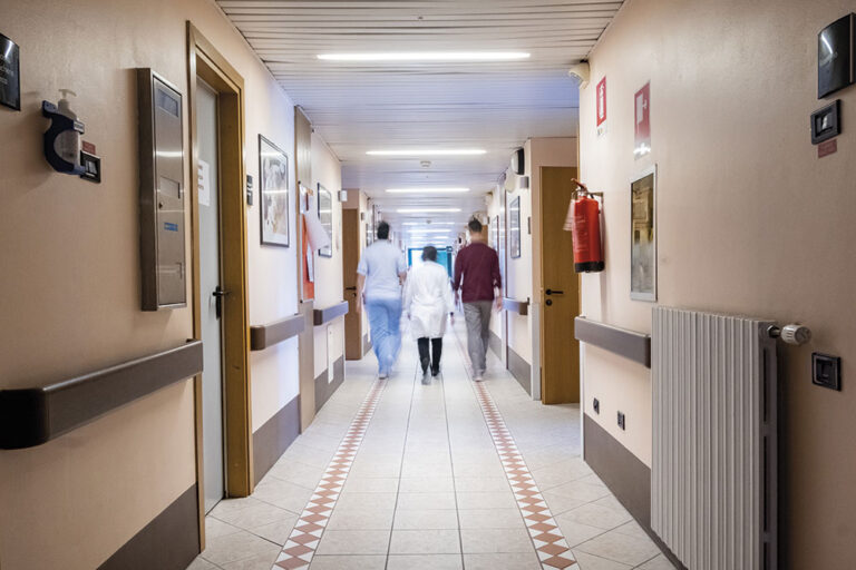 Caregiver abbandonati servono più tutele per chi si prende cura degli altri