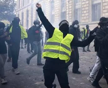 Francia, Gilet Gialli: “Domani in piazza, solo i regimi vietano le proteste”