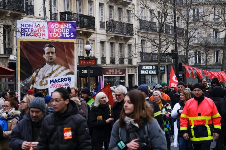 La Francia in piazza contro la riforma delle pensioni