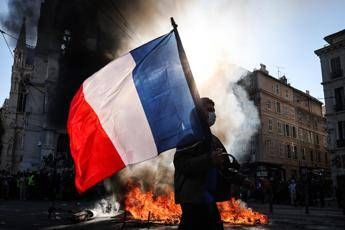 Francia, proteste contro il caro vita: scontri a Parigi e Marsiglia, almeno cento gli arresti