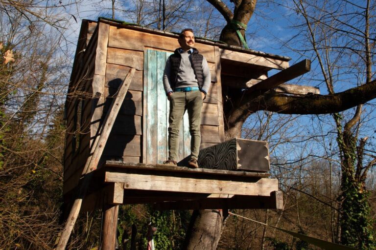 Via dal città, vivere in un bosco per essere felici. La storia di Gabriele Ghio