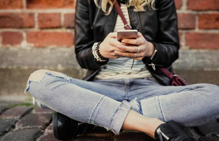 Tecnologia, quanto tempo i giovani trascorrono sui dispositivi digitali