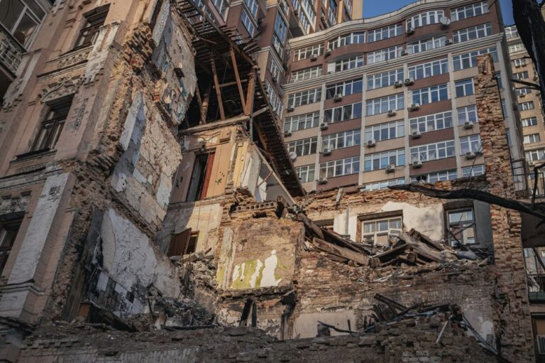 Gli anziani evacuati da Kharkiv, proseguono gli attacchi in Ucraina