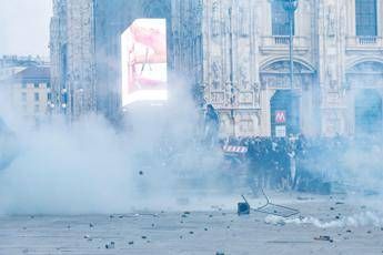 Guerriglia a Milano, notte di attesa per i genitori dei fermati: “Metà sono minori… l’altra metà pirla”