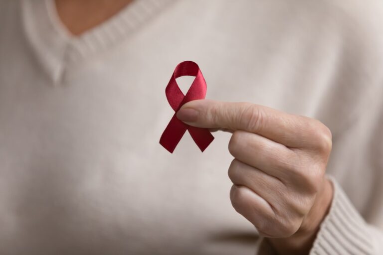 Hiv, è la Giornata mondiale. Tra diagnosi tardive ed esempi di “buona cura”