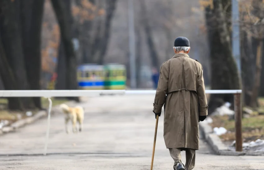 I benefici della camminata per anziani con 4mila passi al giorno