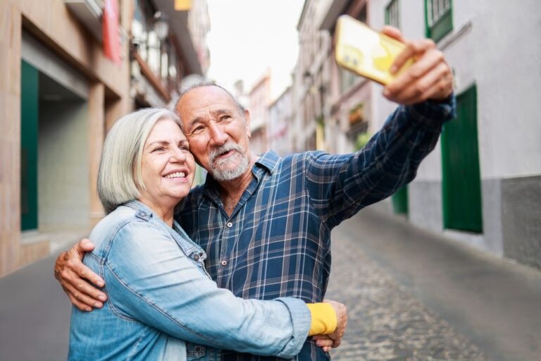 I dati di SeniorVlog sul rapporto tra senior e social media