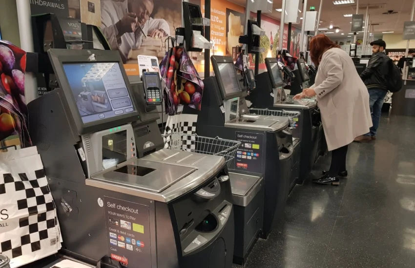 I pensionati inglesi: “Via le casse automatiche dai supermercati”