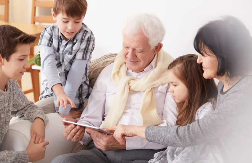 Tecnologia, i senior navigano di più e ridisegnano il rapporto con i nipoti