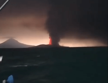 Indonesia, erutta il vulcano Anak Krakatau: chiusi quattro aeroporti, disagi per oltre 270mila passeggeri