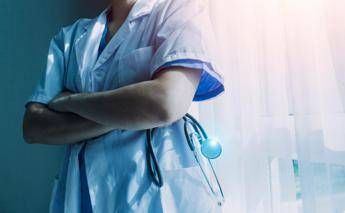 Infermiera va in pensione a 62 anni, ma non le basta: “Guadagno troppo poco”