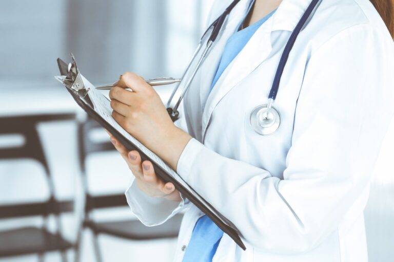 Infermieri e medici in Europa: ecco quanti sono secondo OpenPolis
