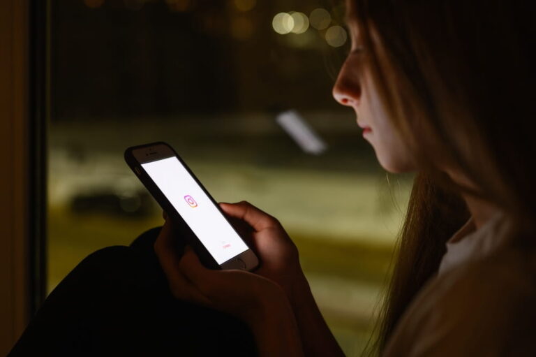 Instagram protegge i minori con i nuovi filtri automatici