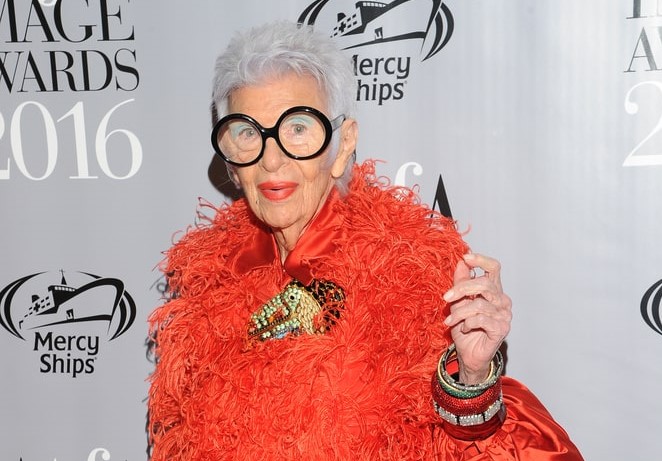 Iris Apfel, la regina “adolescente” del design compie cento anni