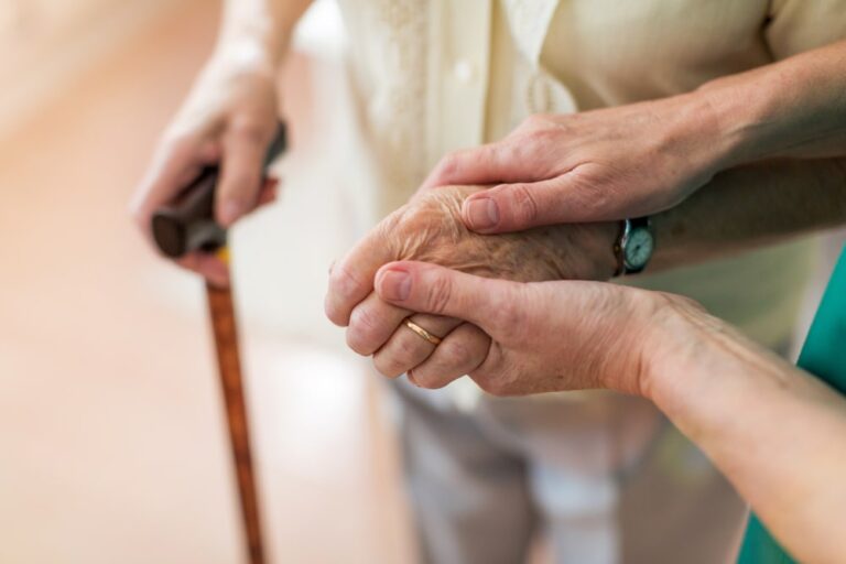 Italia Longeva: cure domiciliari per oltre 400mila persone nel 2021