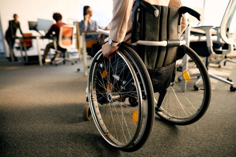 Italiani a disagio con la disabilità: oltre il 30% non sa come comportarsi con una persona disabile