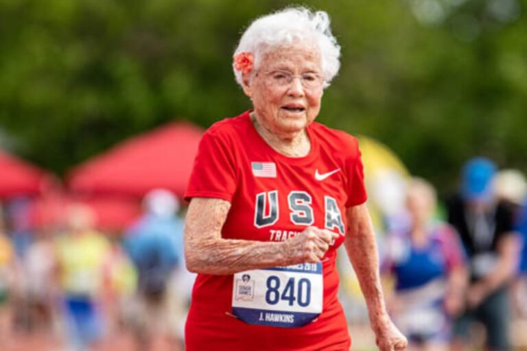 Julia Hawkins, medaglia d’oro di atletica a 105 anni