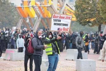 La Francia si prepara a nuova giornata di protesta, oltre 70mila agenti schierati e unità dell’elite: “Alto livello di minaccia”