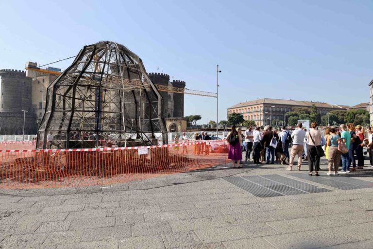 La povera fine dell’arte povera: a Napoli brucia la “Venere degli stracci” di Pistoletto
