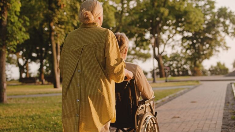 Lavoro domestico, in aumento over 60 e irregolari fra colf e badanti
