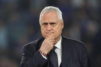 Lazio, la protesta dei tifosi arriva in Inghilterra. The Times: “Lotito contro tutti”