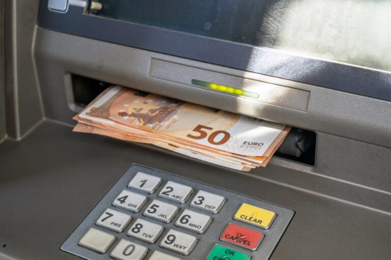 Legge di Bilancio, allo studio il prelievo contante nei negozi