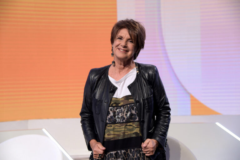 Lella Costa: «Basta virtualità. Il teatro è incontro dal vivo»