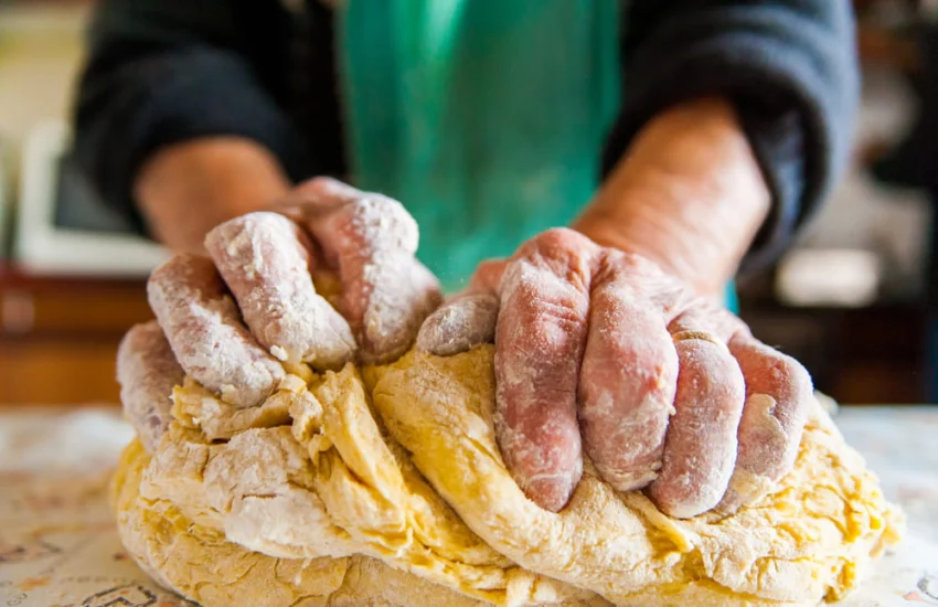Le “nonne della pasta” sono la nuova trappola per turisti