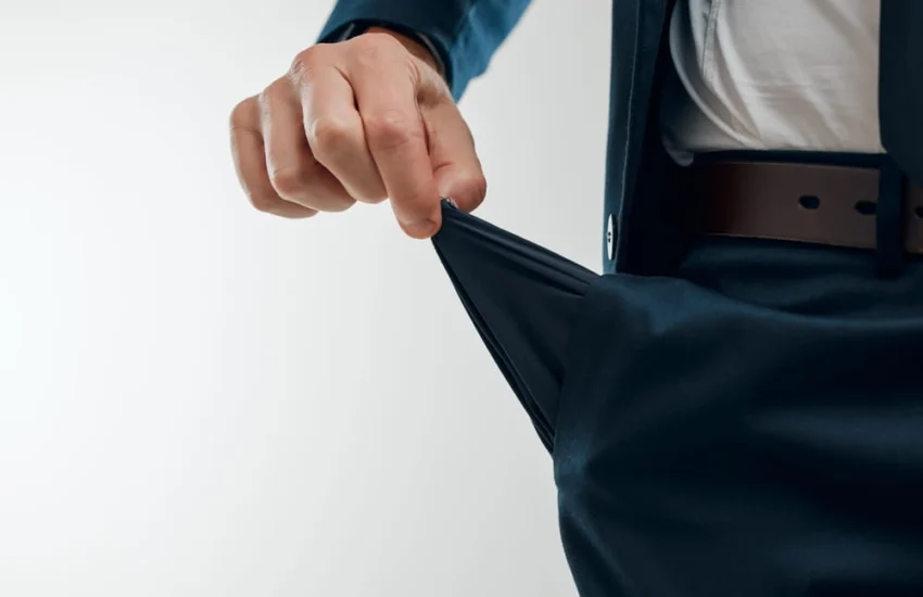 Lo stress finanziario accelera l’invecchiamento cerebrale
