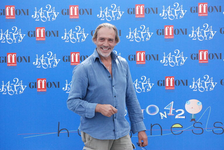 Il doppiatore Luca Ward brevetta la sua voce per tutelarsi l’IA