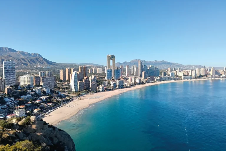 Benidorm, la ‘Manhattan del Mediterraneo’ che guarda al futuro